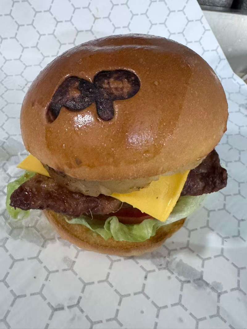 泰式菠萝猪颈肉汉堡