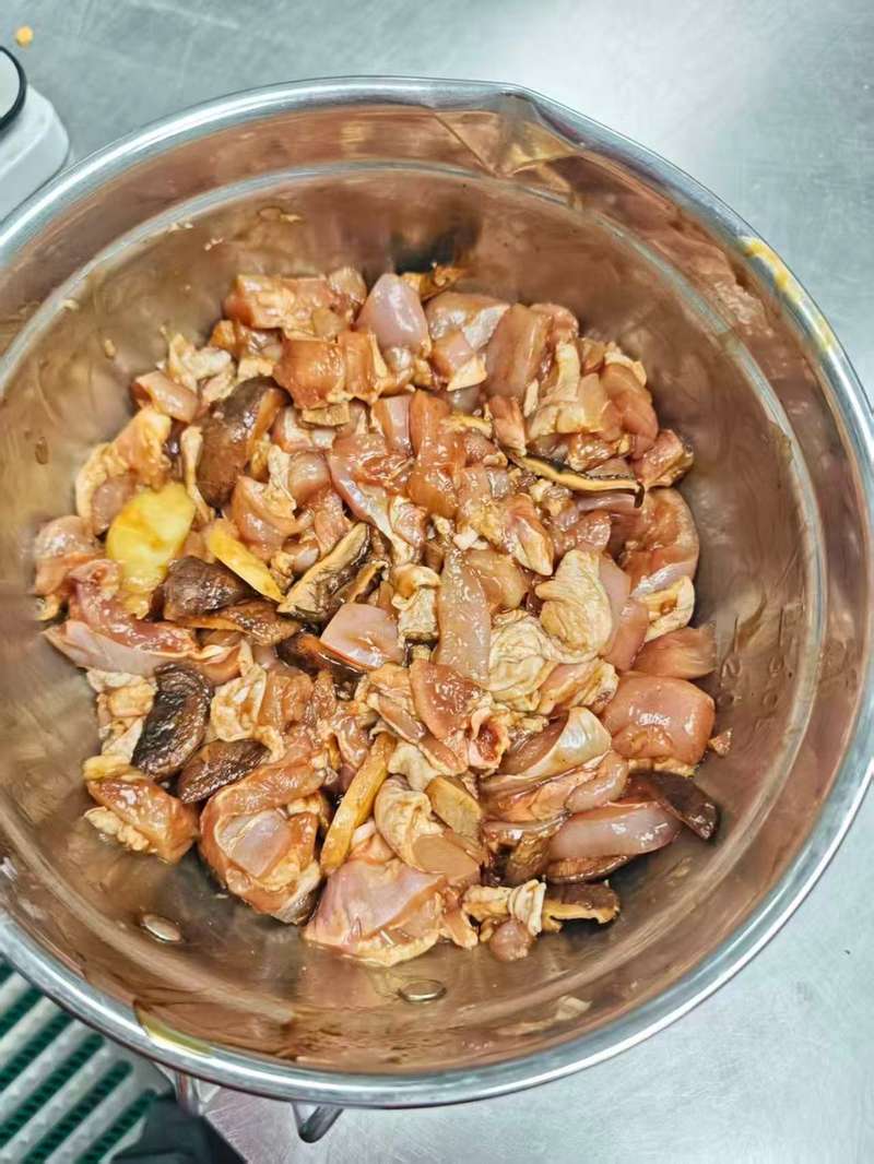 香菇鸡⾁馅料（煲仔饭）