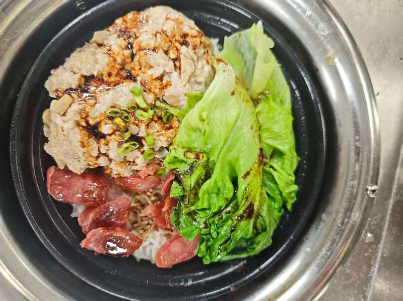 肉饼腊肠煲仔饭